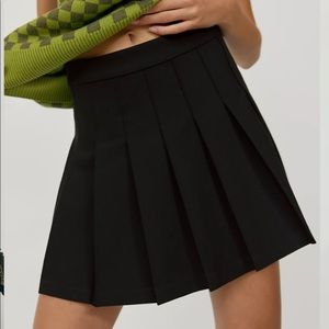 ARITZIA OLIVE PLEATED MINI SKIRT